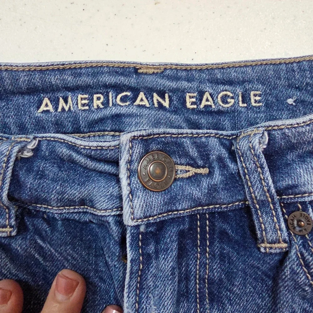 American Eagle Distressed Denim Shorts Womens 4 X-Long Medium Wash Ripped Frayed